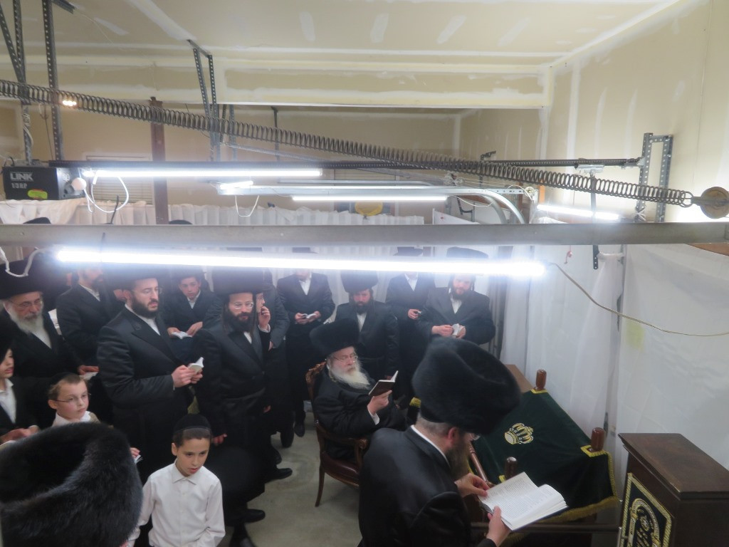 Thousands of Gerer Chassidim Spend Uplifted days with Revered